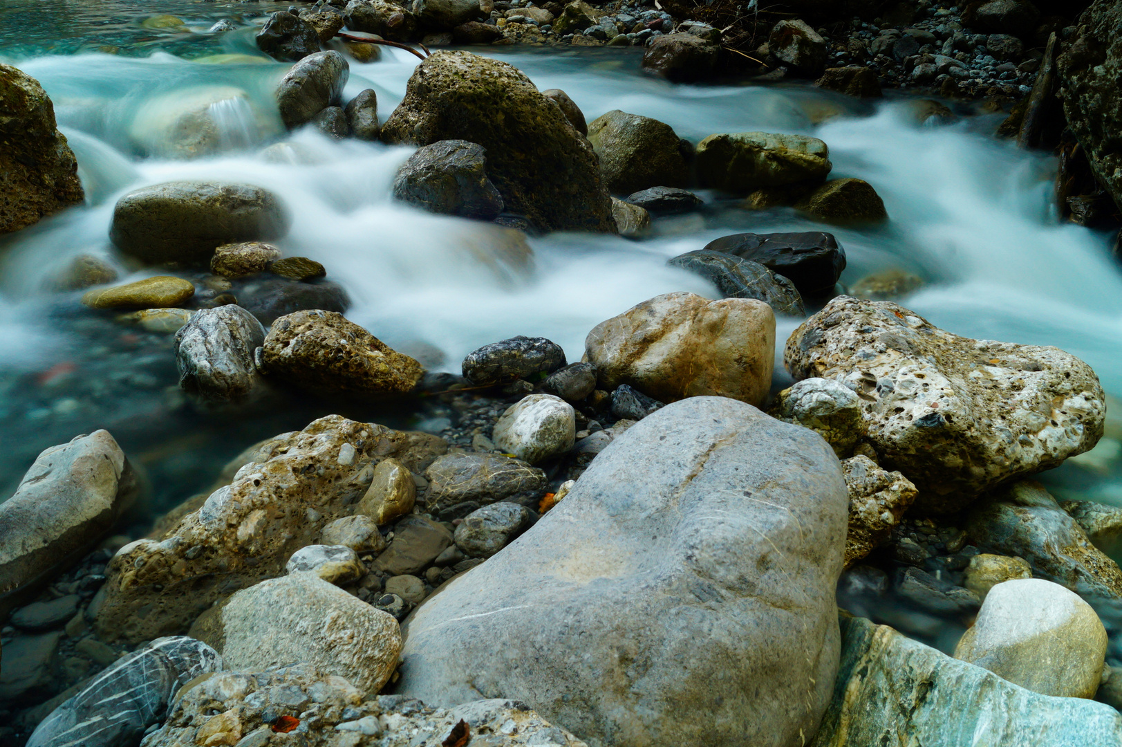 Fluss durch den Bergen