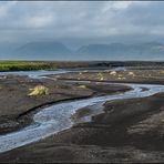 [ Fluss durch schwarze Lava ]