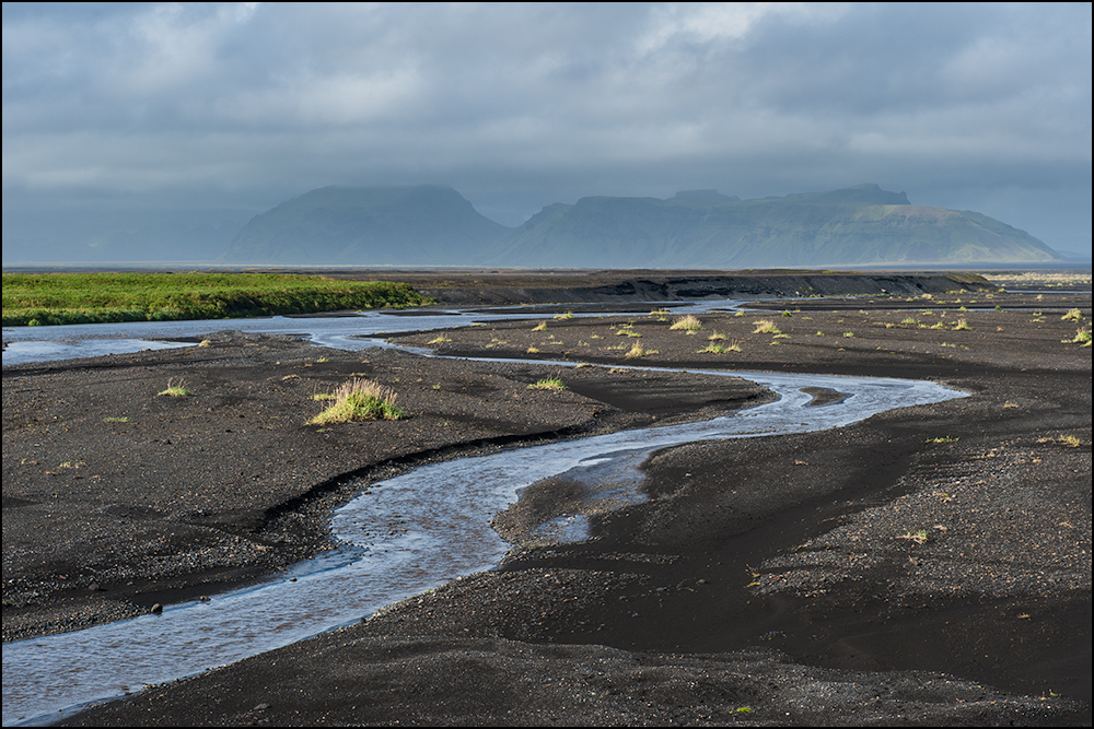 [ Fluss durch schwarze Lava ]