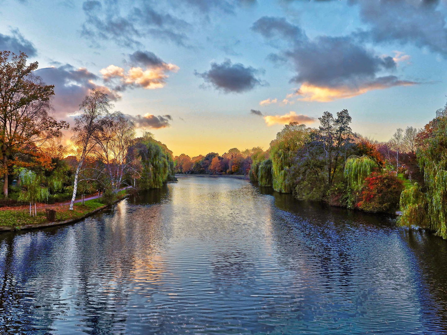 Fluss im Herbst