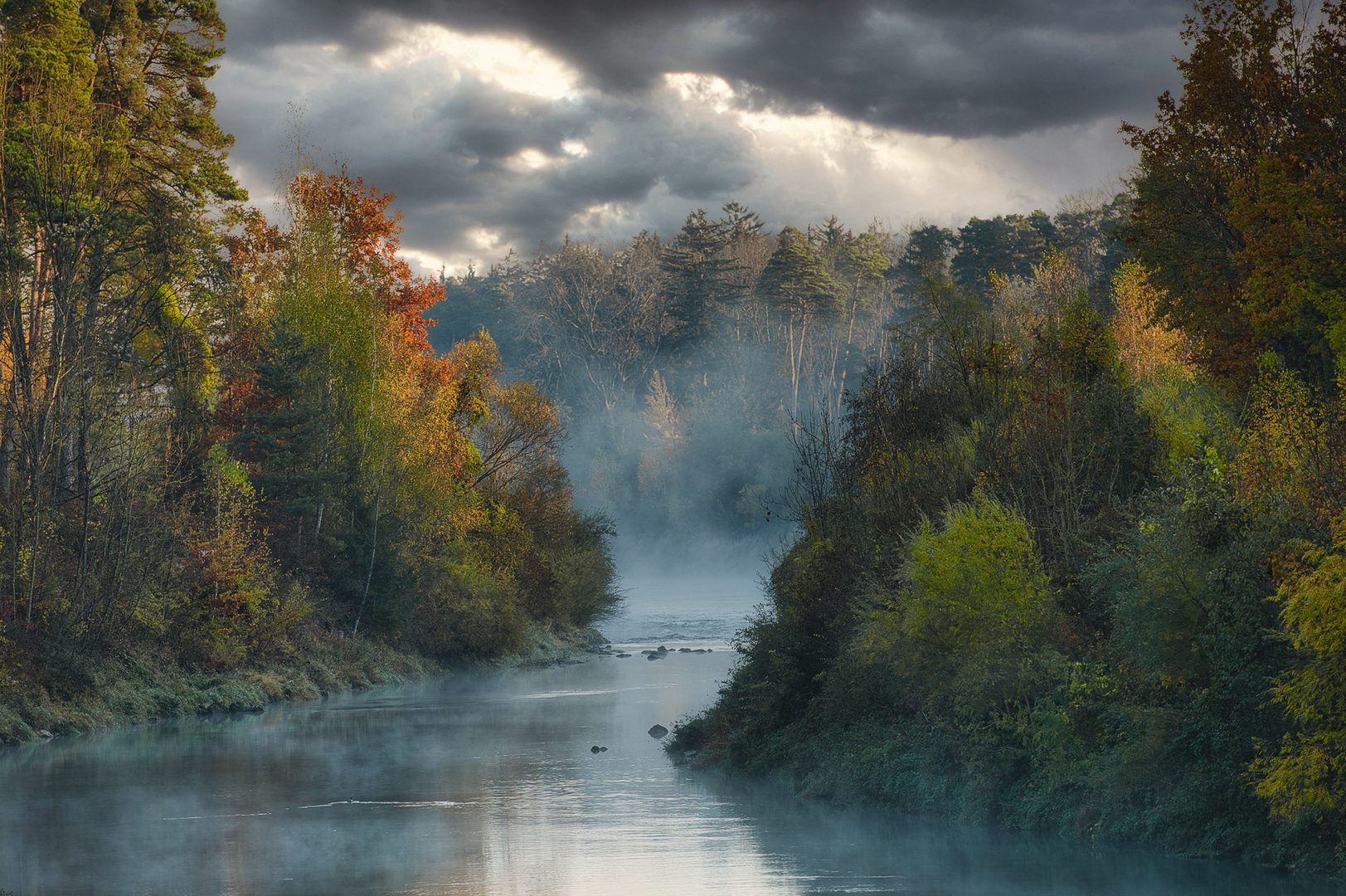 Fluss im Herbst