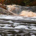 Fluss im herbstlichen Schweden