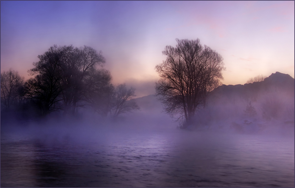 Fluss im Nebel