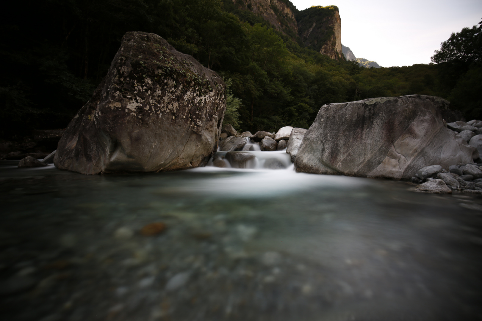 Fluss im Schatten