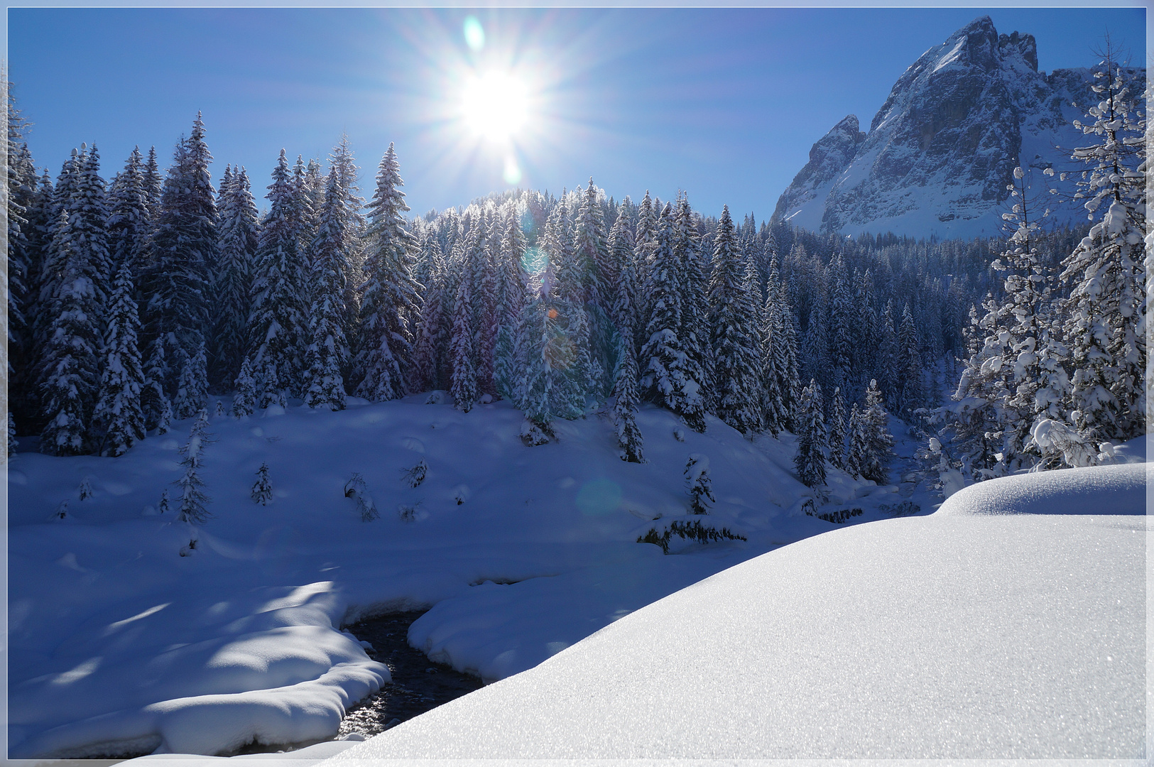 Fluss im Schnee