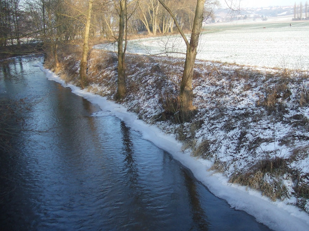 Fluss im Winter, leicht angefroren