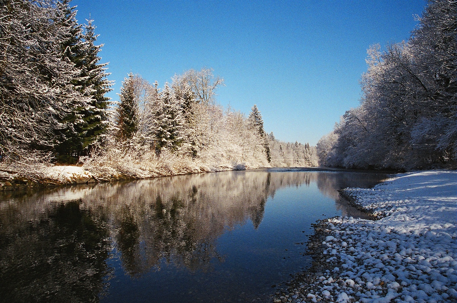 Fluss im Winterzauber