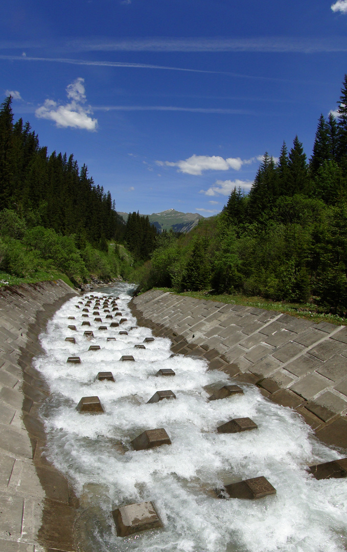 Fluss in Arosa unterhalb des Stausees