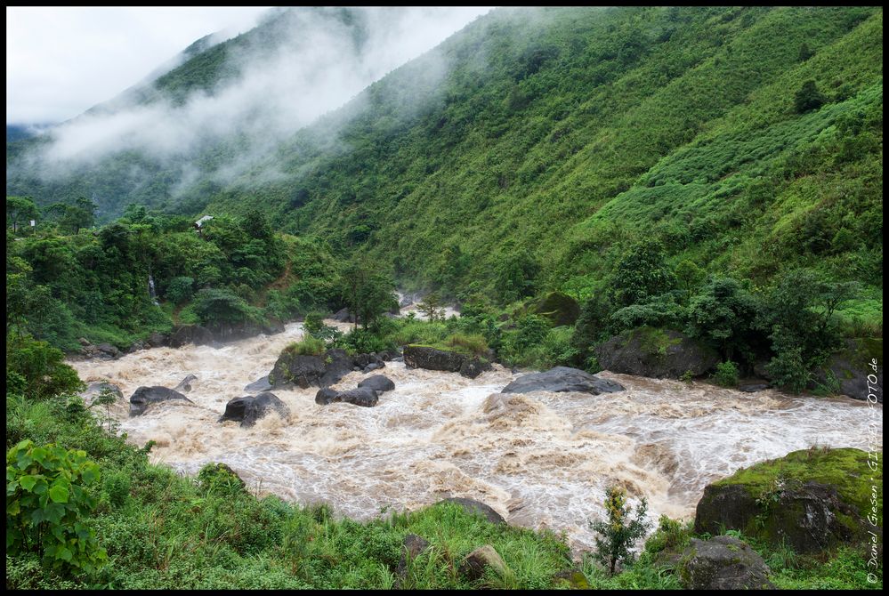 Fluss in den Gebirgen von Nordvietnam