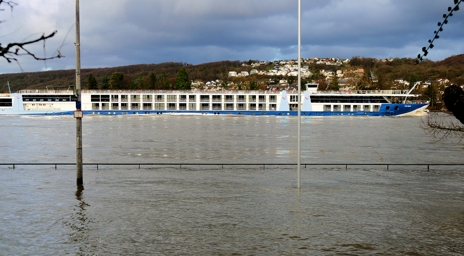 Fluss-Kreuzfahrtschiff auf dem Rhein bei Hochwasser