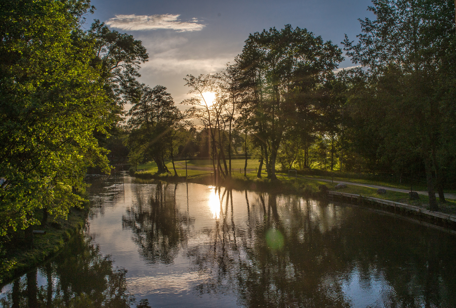 Fluss mit Spieglung und Sonnenstrahlen