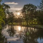 Fluss mit Spieglung und Sonnenstrahlen