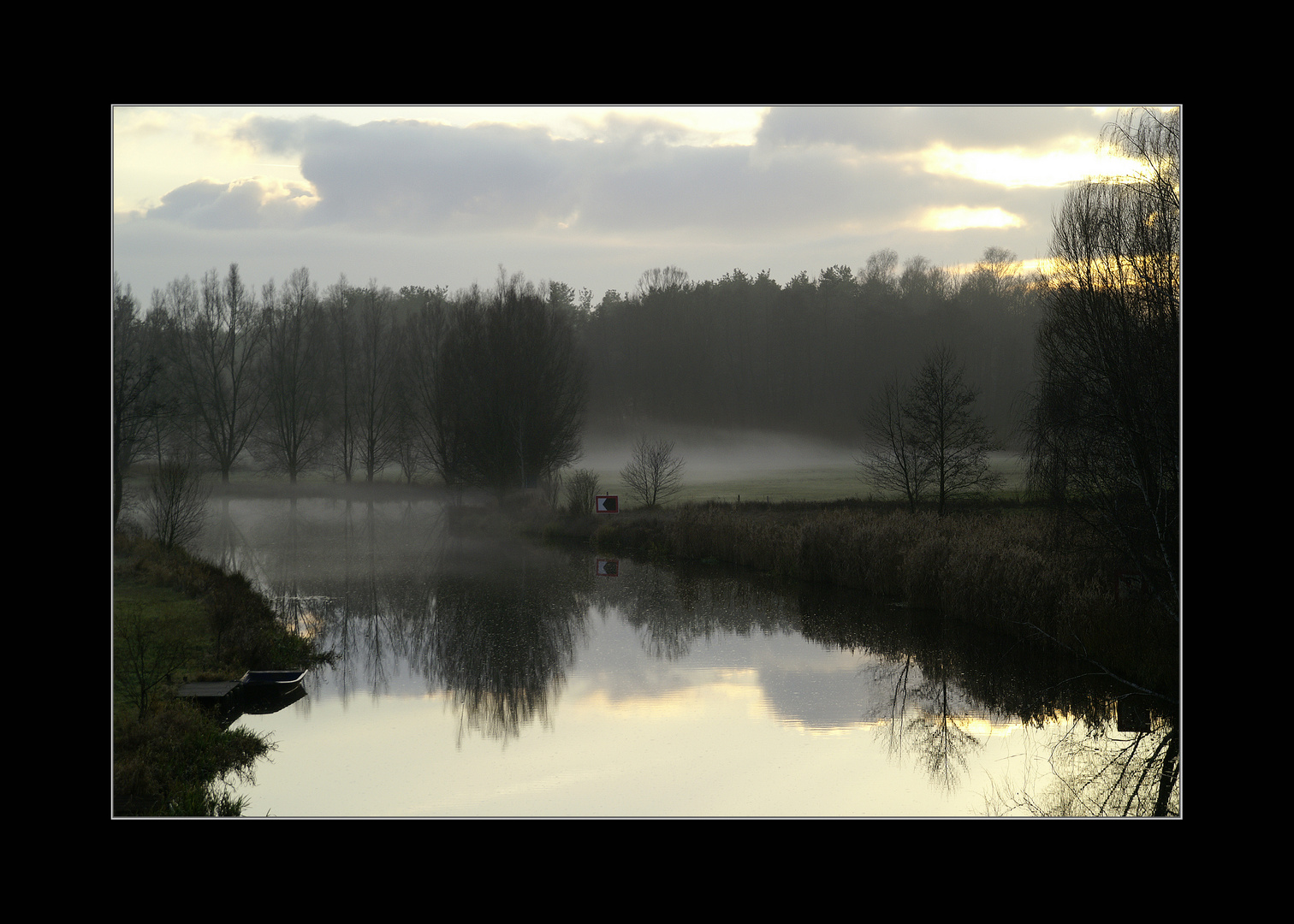 Fluss-Niederung im Nebel