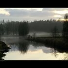 Fluss-Niederung im Nebel