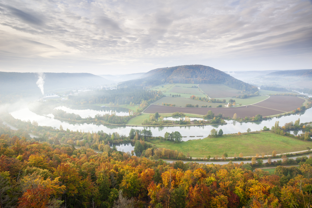 Fluss-Schleife des Main-Donaukanals im unteren Altmühltal, nördlich von Riedenburg