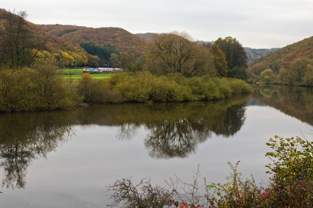 Fluss und Bahn