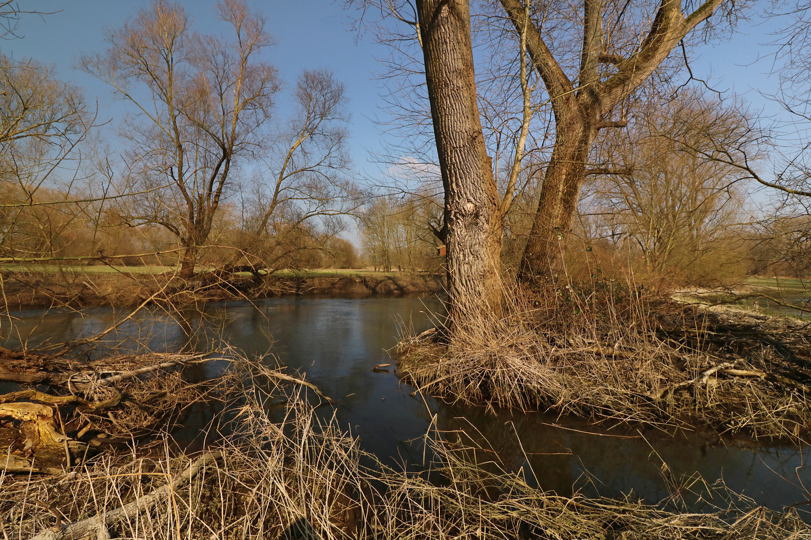 Fluss und Graben