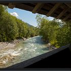 Fluss unter Brücke