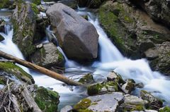 Flussbett mit Stein