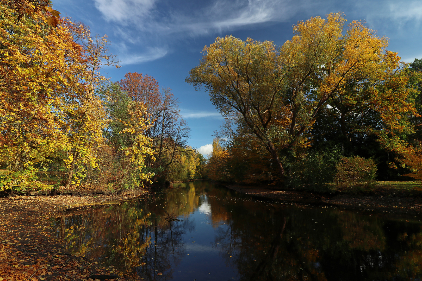 Flussbiegung im Herbst