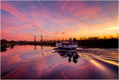 Flussfahrt am Abend