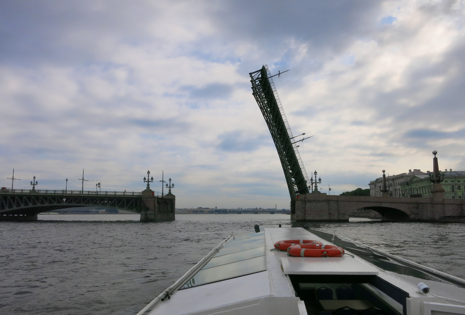 Flussfahrt auf der Neva