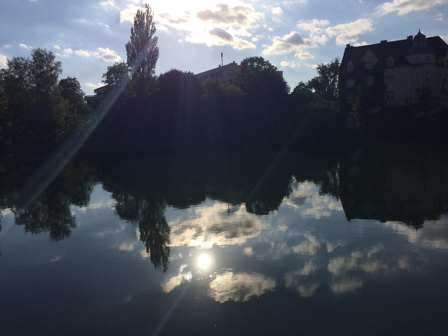 Flußimpression mit Wolkenspiegelung