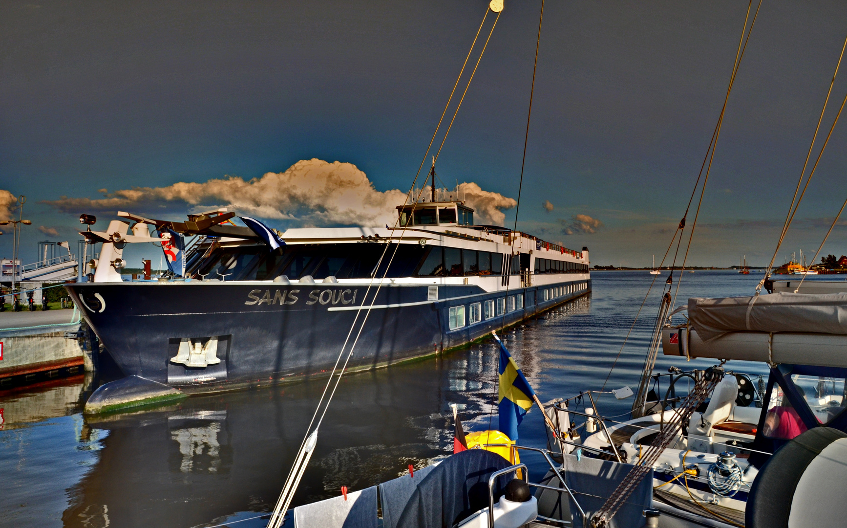 Flusskreuzfahrtschiff auf Hiddensee