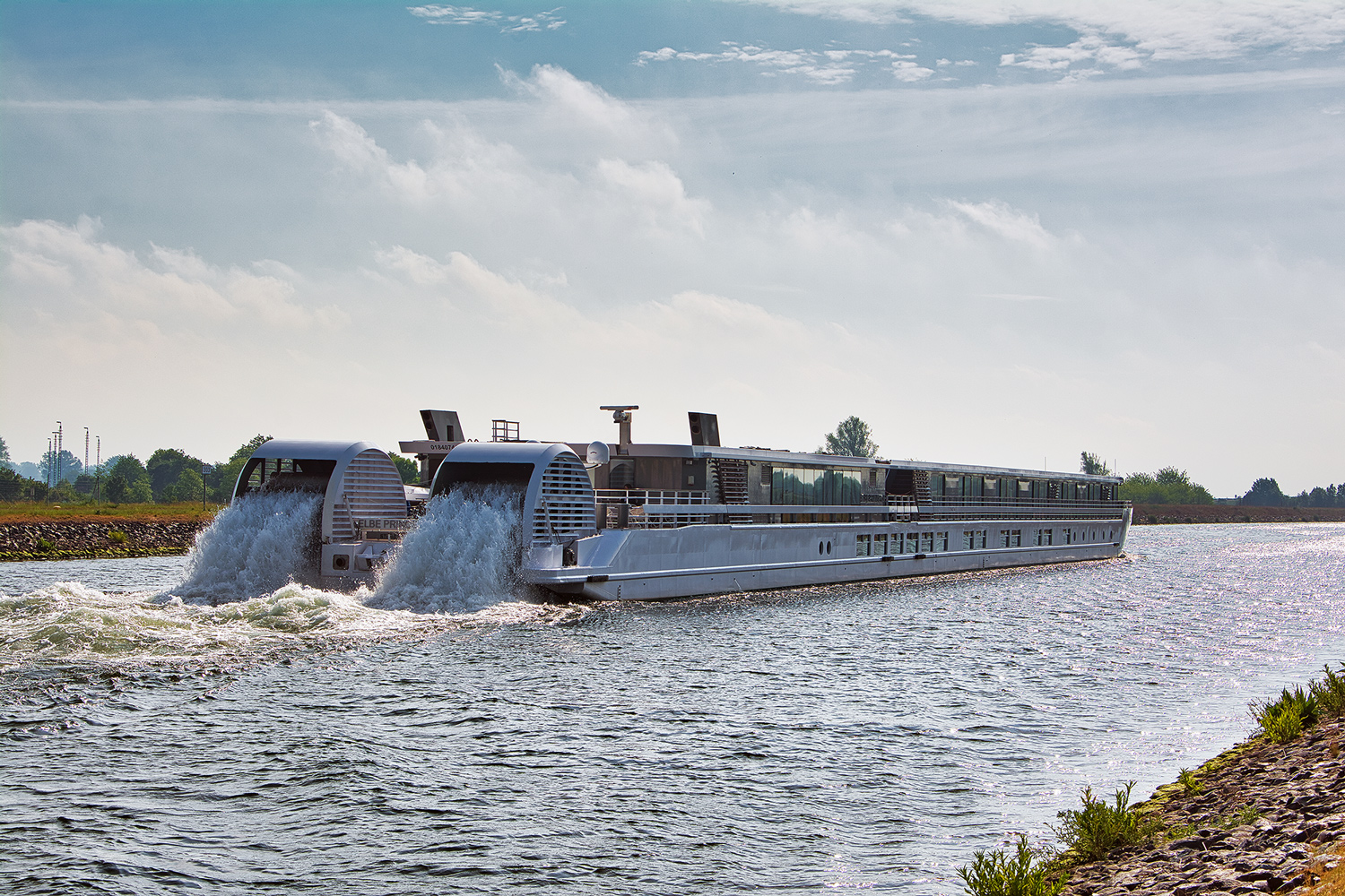 Flusskreuzfahrtschiff „Elbe Princesse“ auf den Mittellandkanal 