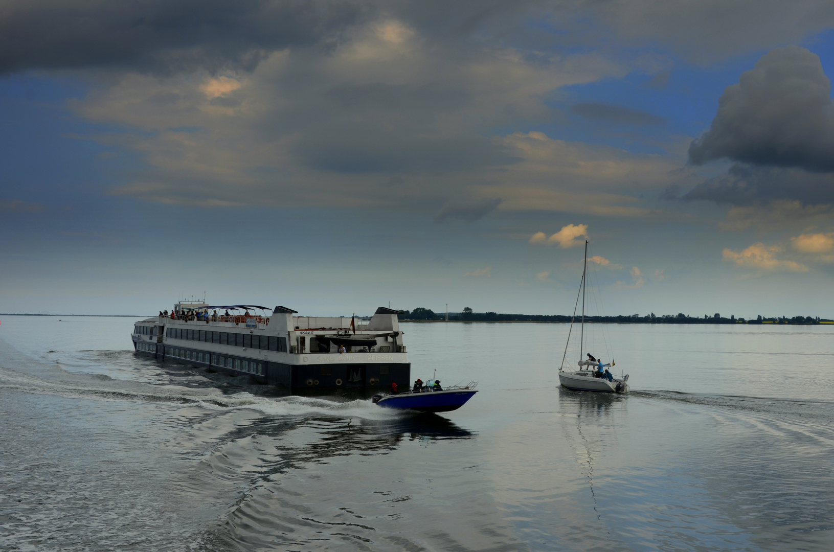 Flusskreuzfahrtschiff fährt nach Hiddensee