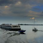 Flusskreuzfahrtschiff fährt nach Hiddensee