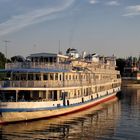 Flusskreuzfahrtschiff im Hafen von Uglitsch / Russia