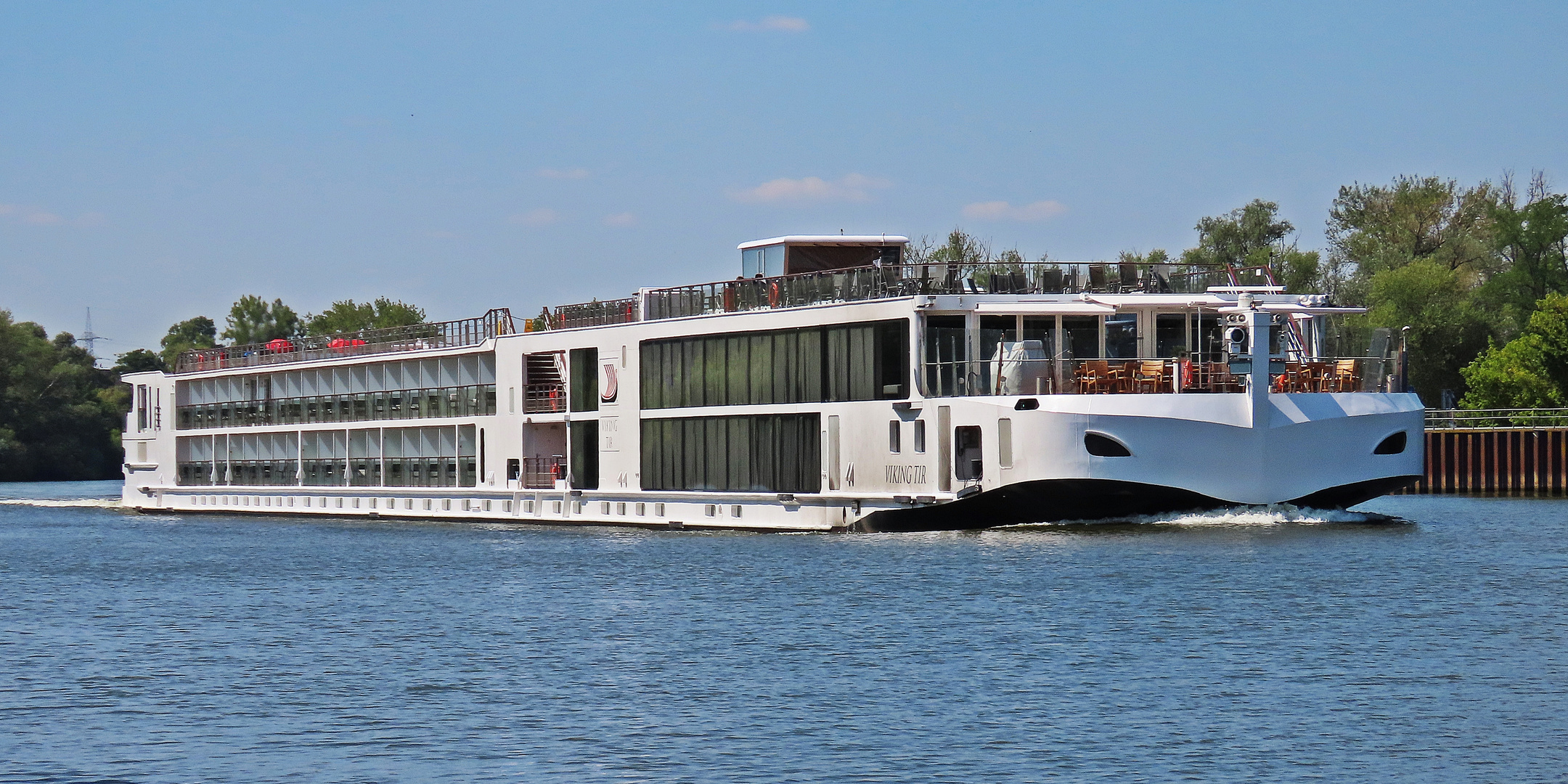 Flusskreuzfahrtschiff VIKING TIR auf dem Main bei Rüsselsheim