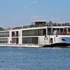 Flusskreuzfahrtschiff VIKING TIR auf dem Main bei Rüsselsheim