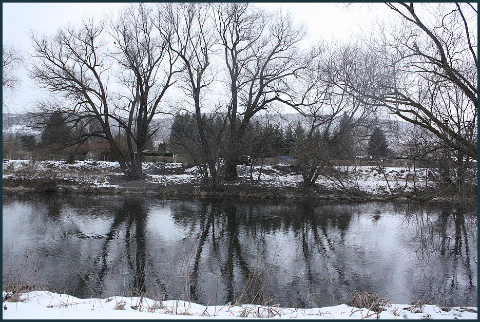 Flußlandschaft an der Saale bei Jena an einem tristen Tag im Januar