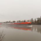 Flusslandschaft bei Nebel und Regen