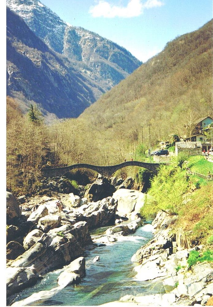 Flusslandschaft der Verzasca im Tessin/Schweiz