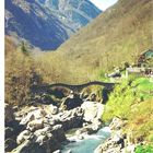 Flusslandschaft der Verzasca im Tessin/Schweiz