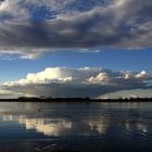 Flusslandschaft Elbe in Wolken gebettet