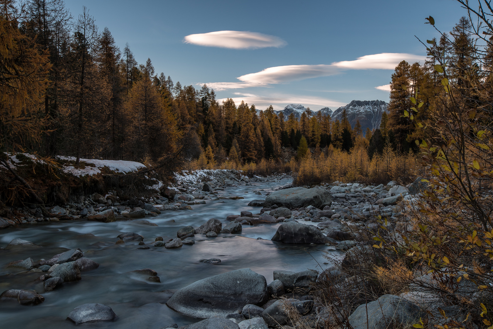 Flusslandschaft im Herbst