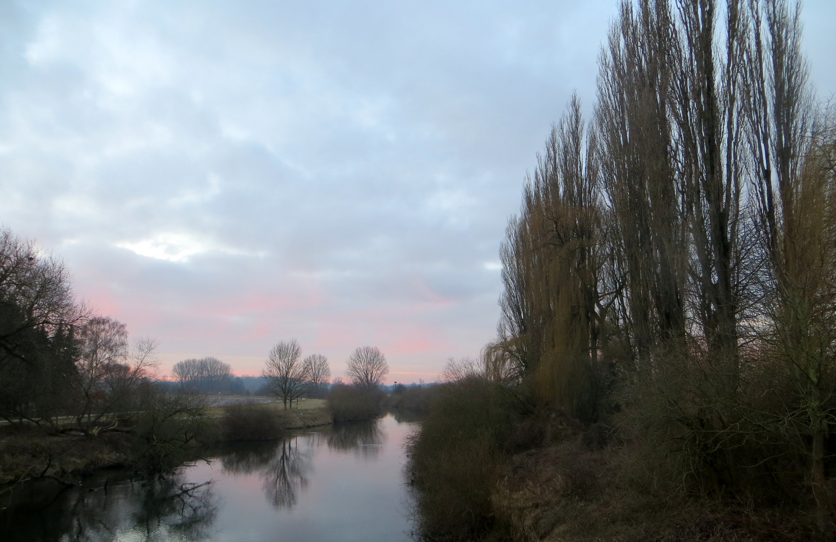 Flusslandschaft im Morgenrot