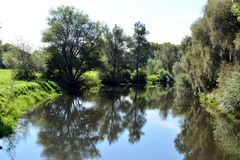 Flusslandschaft im Spätsommer