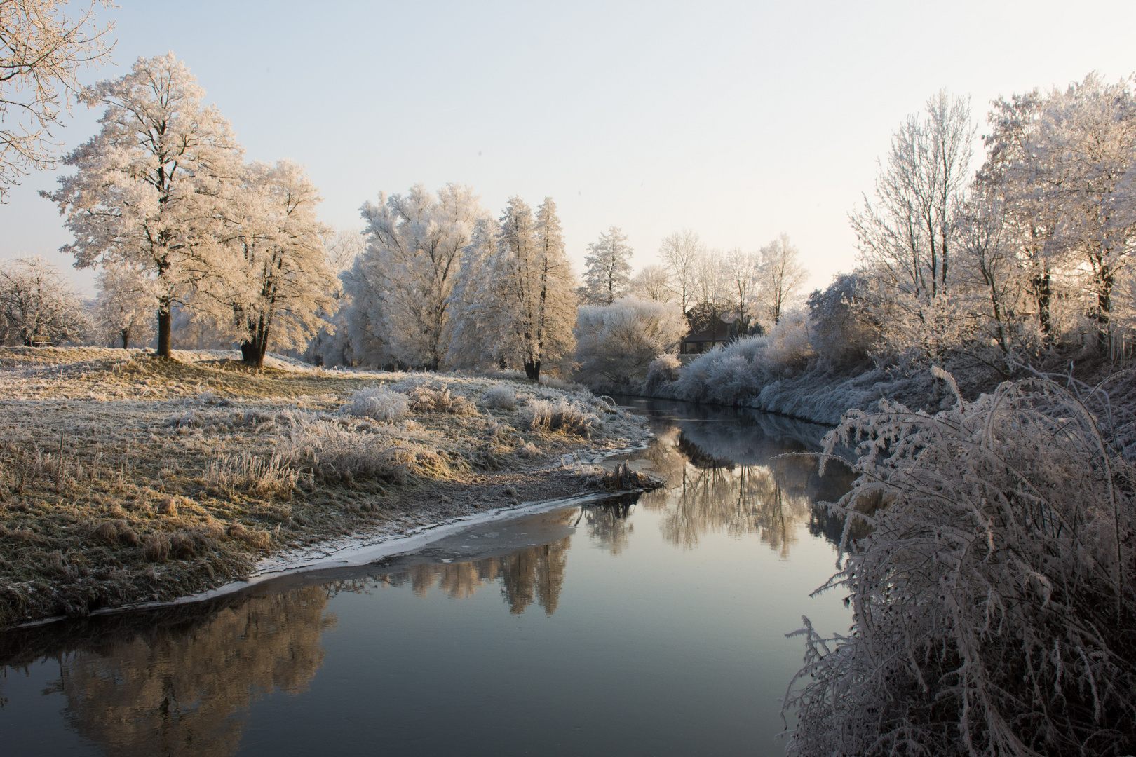 Flusslandschaft im Winter