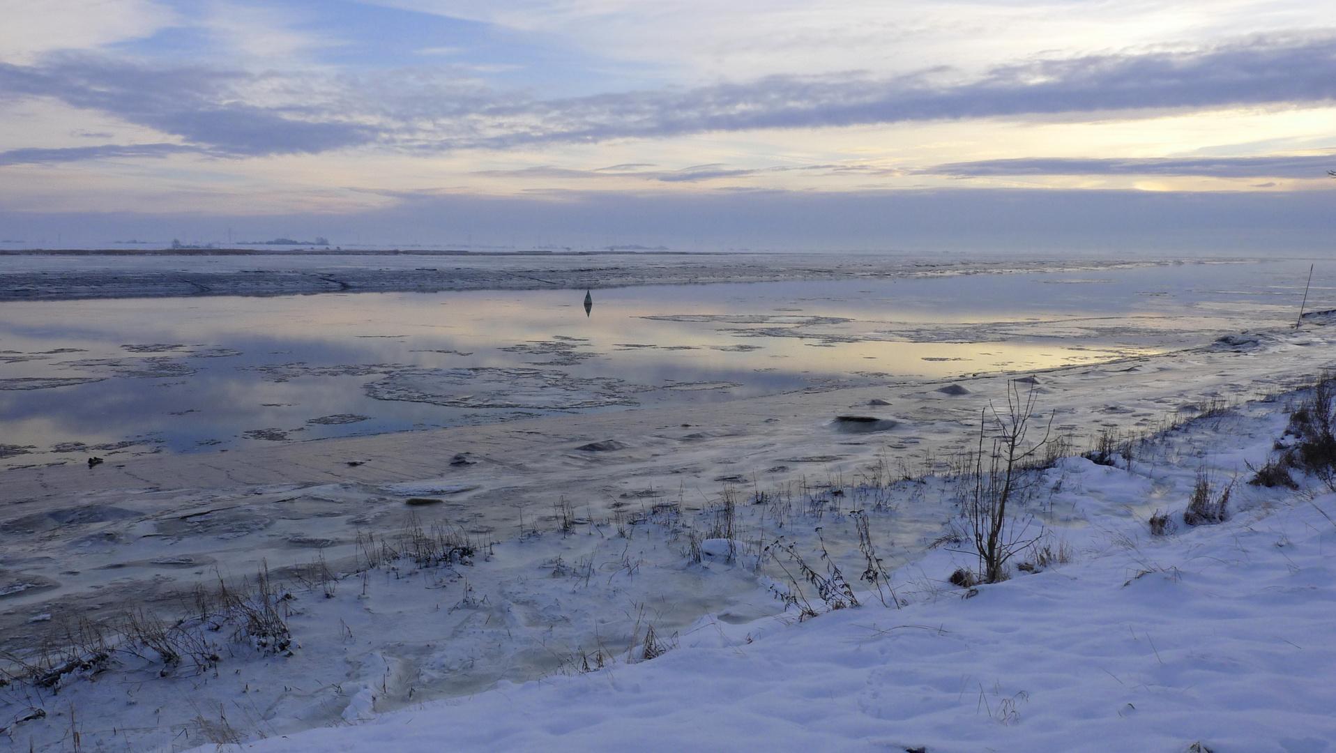 Flusslandschaft im Winter