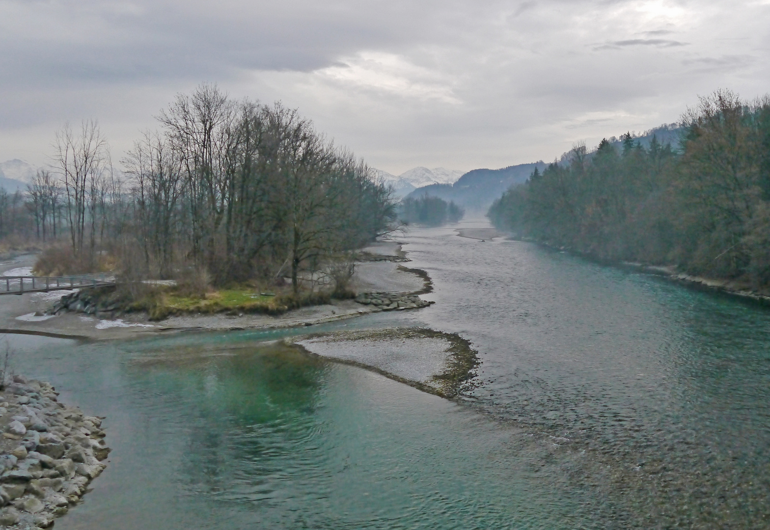 Flusslandschaft im Winter