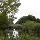 Flußlandschaft mit Brücke