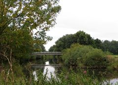 Flußlandschaft mit Brücke