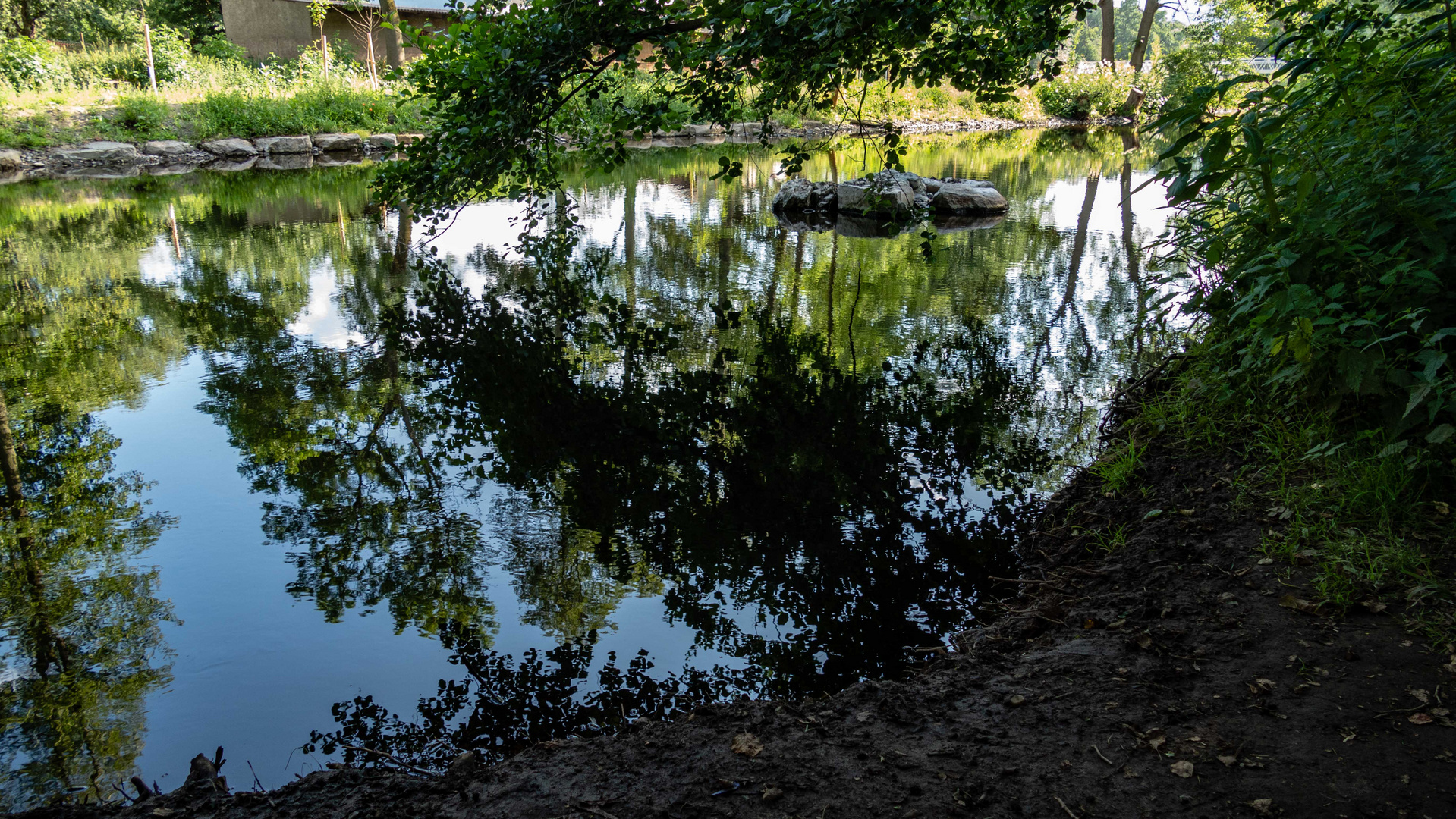 Flusslandschaft mit Spiegelung 