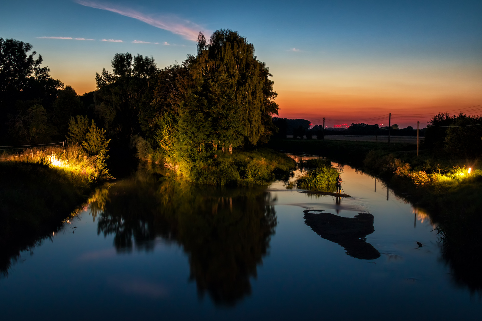 Flußlandschaft zur blauen Stunde