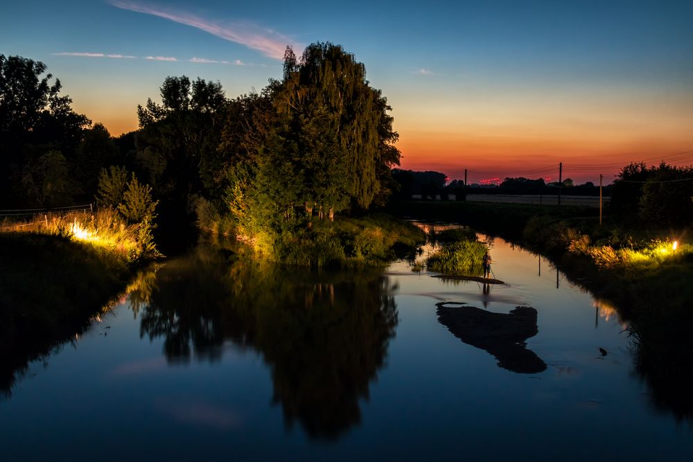 Flußlandschaft zur blauen Stunde